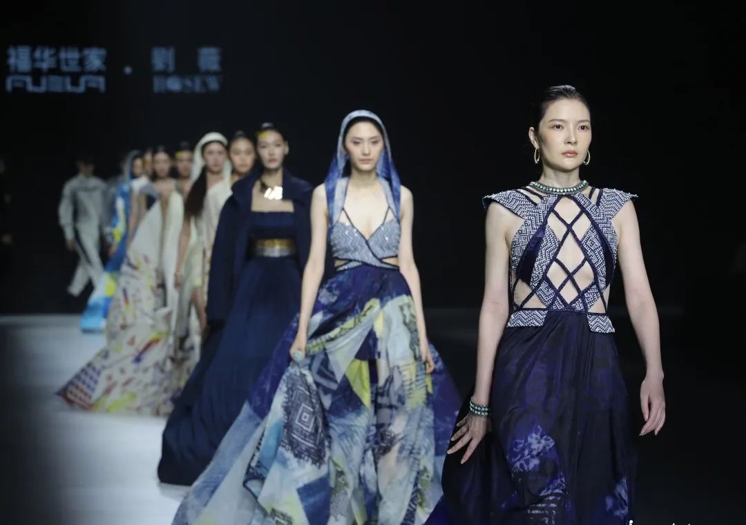 “踏歌而行” ；；；；兰摇OSEW刘薇科技功效时装宣布